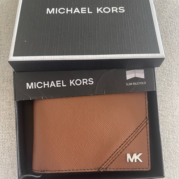 Michael Kors Tan Billfold Wallet - Picture 1 of 4